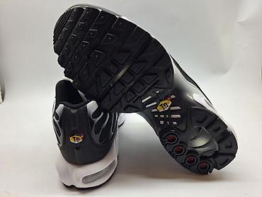 Patike: Nike Air Max Plus (TN) patike – crno/belo izdanje - Silueta Air Max — 3
