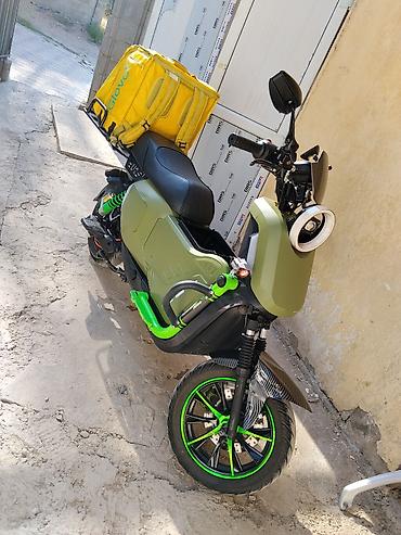 gilera runner: Электроскутер для курьерской доставки с кофром Glovo - Компактный — 1