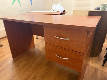 шкаф для книг: Ofis masasi. Yeni. Ölçüsü: 60x130 sm