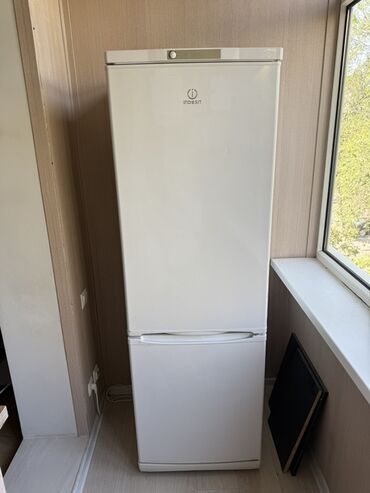 оборудование мороженое: Холодильник Indesit, Двухкамерный