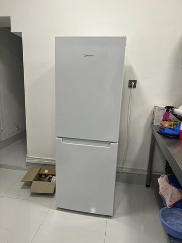 Духовки: Indesit iki qapılı soyuducu-donuducu - Rəng: ağ, klassik düz dizayn -