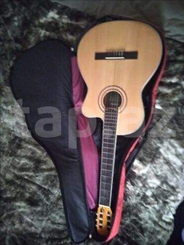 Синтезаторы: Taşınabilir yumşaq çantası ilə təqdim olunan akustik gitara. Açıq