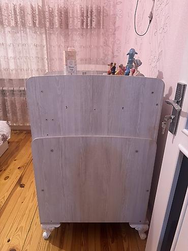 Beşiklər: Oğlan və qız üçün, İşlənmiş, Dördbucaq, Beşik, Matras ilə, Yellənmə mexanizmsiz — 2
