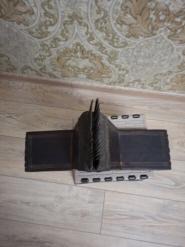 Süd sağan aparatlar: Məhsul: Taxta baza üzərində metal dişli ənənəvi çətənə/kətan darağı