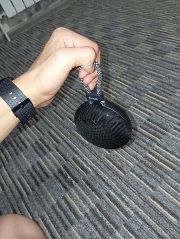 вайфай усилитель: Портативная Bluetooth-колонка круглой формы в черном цвете с тканевой