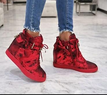 mou cizmice: Crvene ženske patike sa skrivenom petom (wedged sneakers) - Moderan — 1