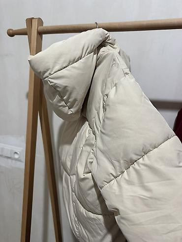 Верхняя одежда: Короткий пуховик ZARA, молочный/кремовый цвет. Размер на 6-7 лет - — 3
