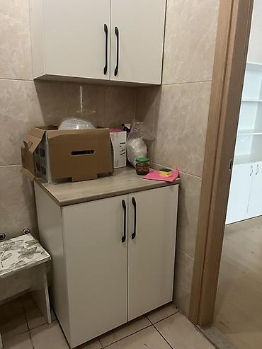 Ofis mebeli: Elektronikadan basqa geri qalanlar satışda toplu şəkildə/ alan adam — 6
