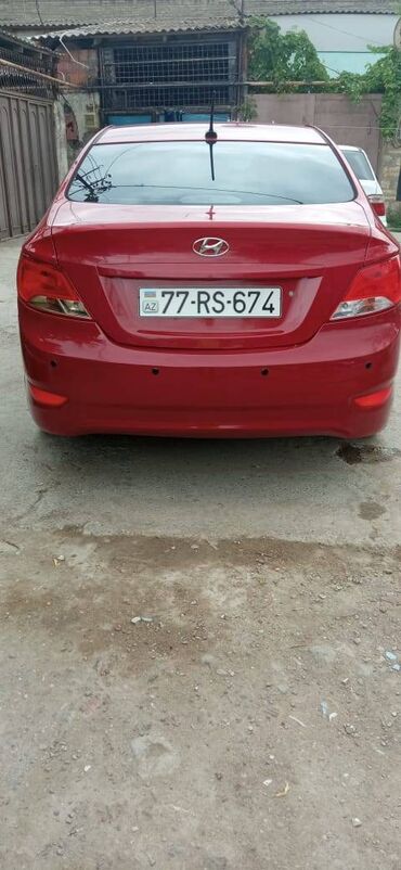 bmw 1 серия 130i: Hyundai Accent: 1.6 l | 2016 il Sedan