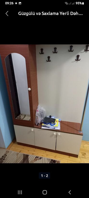 Dolablar: Ağ və qəhvəyi rənglərdə olan dəhliz mebeli. Bu mebel, qapıdan girərkən