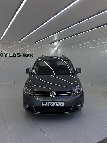 места: Volkswagen Caddy: 2013 г., 1.2 л, Механика, Бензин, Универсал — 1