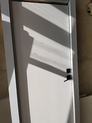 Ağ, minimal dizayna malik daxili qapı dəsti - Rəng: mat ağ - Üslub