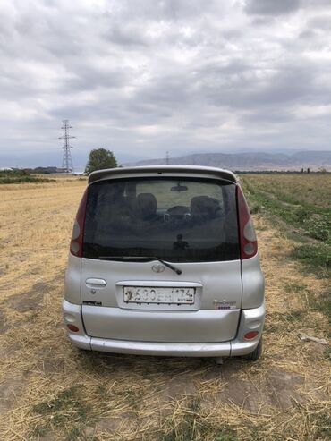 машина японский: Серебристый минивэн Toyota FunCargo с правым рулем и пятью дверями