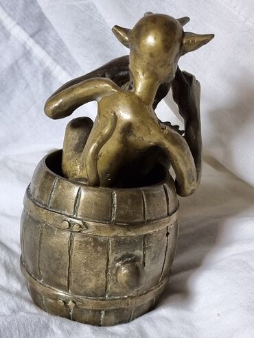 Антиквариат: Пепельница БРОНЗА . Антикварная. Раритет. Черт пьёт пиво. Привезли из — 4