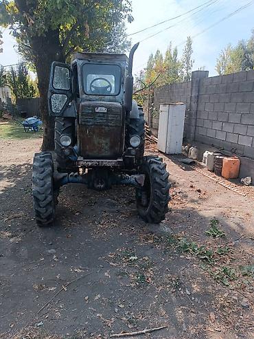 Трактор колесный, кабина закрытого типа. Полный привод (виден передний