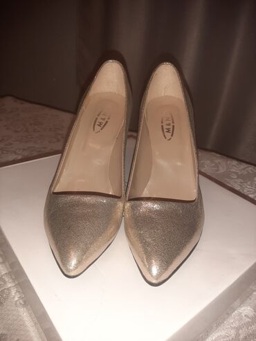 srebrna haljina kakve cipele: Salonke, 40
