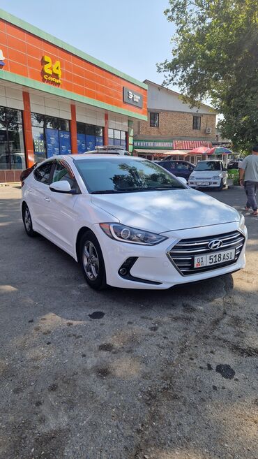 елентра хундай: Белый седан Hyundai Elantra с элегантным дизайном, хромированной