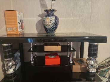 TV altlığı: İşlənmiş, Düz TV altlığı, Polkalı, Şüşəli