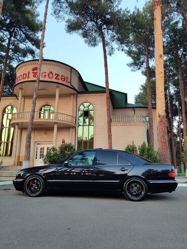 Mercedes-Benz: Mercedes-Benz E 320: 3.2 l | 2000 il Sedan — 5