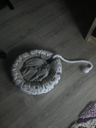 bu kuklanı: Pişik üçün yumşaq yataq evi təqdim olunur. Dairəvi formadadır və — 1