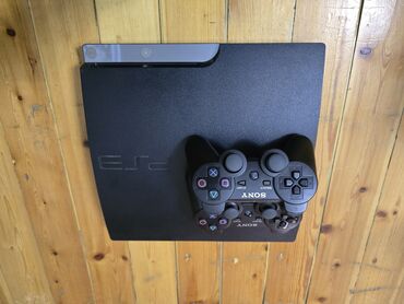 Тарелки: PlayStation 3 slim oyun konsolu, proşıfka model, 2 ədəd pult və