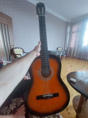 Klassic gitara. cantasida var. qiymet 50 azn