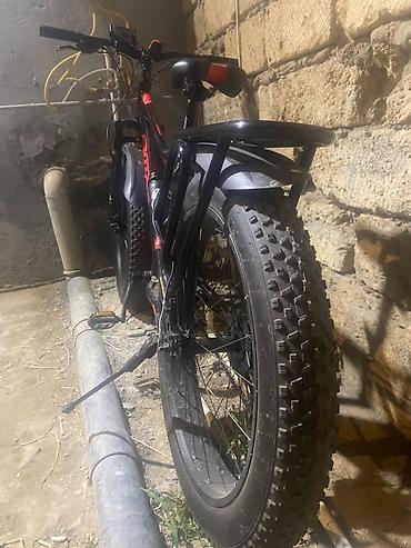 qalin tekerli velosiped: Fatbike tipli dağ velosipedi Xüsusiyyətlər: - Enli, iri protektorlu — 1