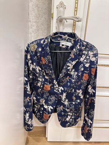 Dəstlər, kostyumlar: Qadın geyim dəsti – 4 parçadan ibarət 1) Açıq mavi, düz kəsimli jeans — 15