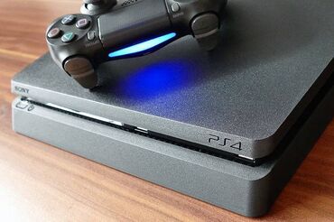 PS4 (Sony Playstation 4): Ps 4 supersilim 1TQ yaddas içinde oyun ideal veziyyetde iki pult