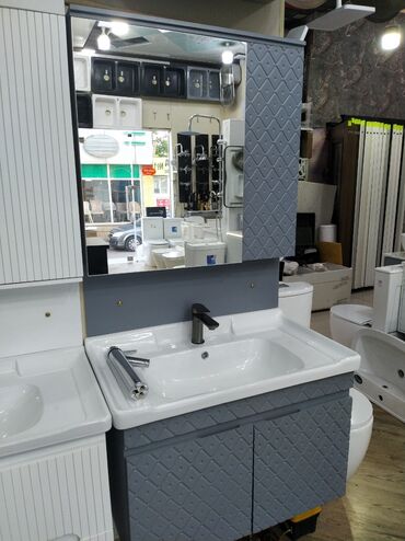 Təmir və tikinti: Qara mat kranı olan boz rəngli lavabo dolabı. Dolabın qapılarında romb