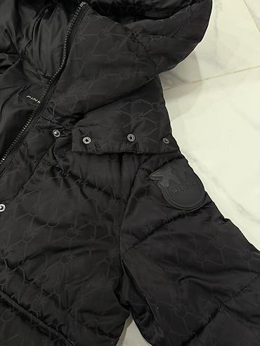 pinko: Женский пуховик PINKO, черный - Утепленный короткий пуховик с — 4