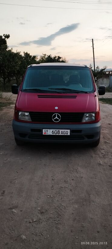 вета машина: Пассажирский фургон Mercedes-Benz Vito красного цвета. Автомобиль