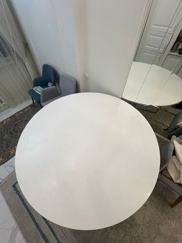 круглый столик: Стол, цвет - Белый, Б/у