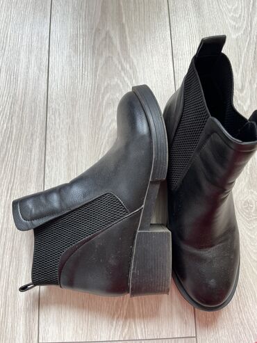Женская обувь: Ботинки и ботильоны 39, цвет - Черный