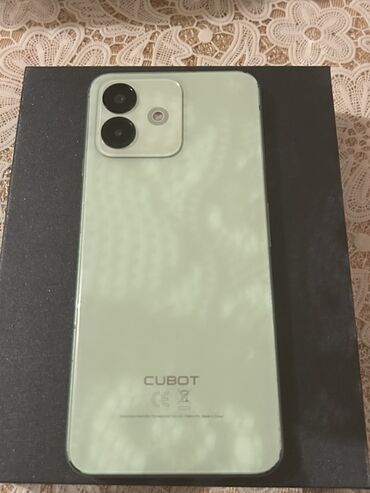 Стаканы: CUBOT smartfon – açıq yaşıl rəngdə, parlaq arxa panel və kvadrat