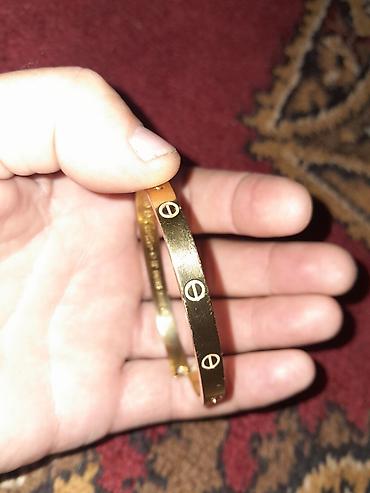 a bathing ape: Золотистый браслет в стиле Cartier Love. - Материал: металл — 2