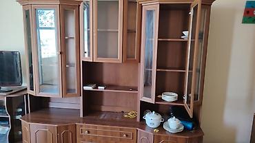 vitrin stend: Taxta vitrinli qonaq otağı dolabı - Material: təbii ağac teksturasına — 1