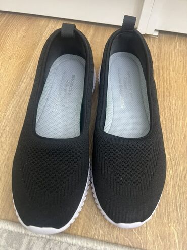 Кроссовки и спортивная обувь: Черные слипоны Skechers с удобной стелькой Air-Cooled Memory Foam