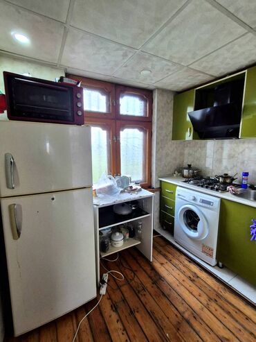 Uzunmüddətli kirayə mənzillər: Neftçilər metrosuna 5 dəqiqə piyada məsafədə yerləşən 5 mərtəbəli — 5