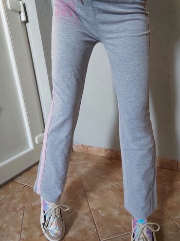 Donji deo: Trenerka siva, C&A, S — 3