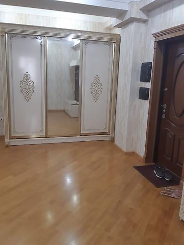 Geniş dəhliz üçün klassik üslubda quraşdırılmış sürgülü qapılı lalafo.az -da Geniş dəhliz üçün klassik üslubda quraşdırılmış sürgülü qapılı
