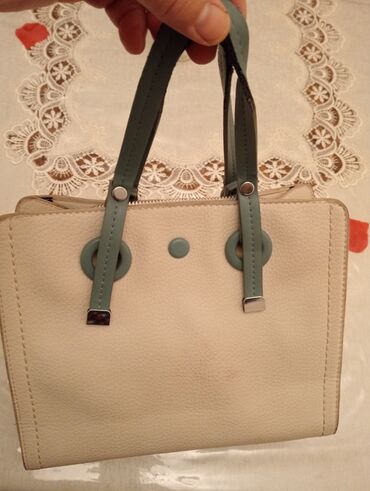tek qas: Qadın əl çantası - Rəng: krem/bej gövdə, açıq yaşıl tutacaqlar və