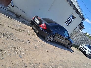 Mercedes-Benz: Mercedes-Benz E-Class sedan (W211) – qara rəng, 4 qapılı, arxa — 4