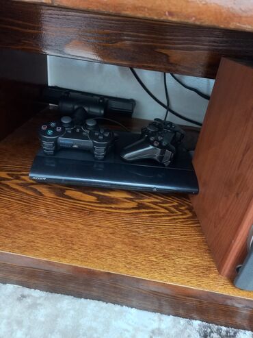 PS3 (Sony PlayStation 3): Игровая консоль Sony PlayStation 3 в комплекте с двумя беспроводными