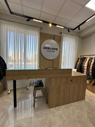 Шкафы: Срочно продается вся мебель для торговли одеждой, почти новая. Мебель — 7