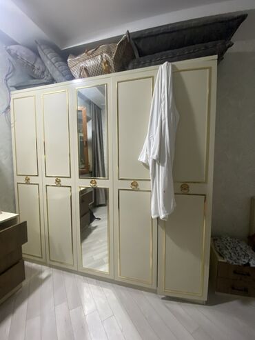 Boşqablar: Açılan, 6 qapı Düz dolab, Qarderob, paltar dolabı