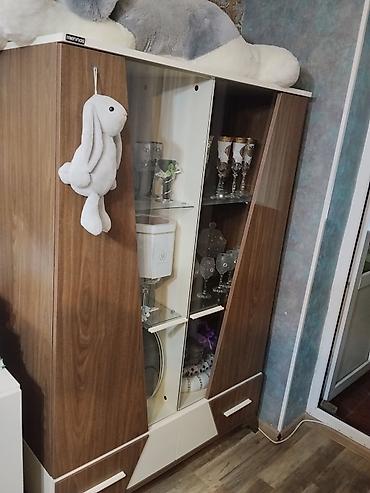 qab iskafi: Qonaq otağı üçün vitrin/dolab - Material: ağ və qoz rəng kombinasiya — 1