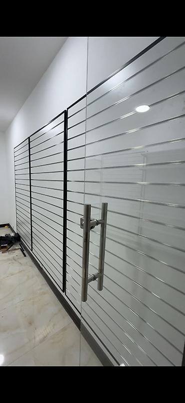 Полочные витрины: Mağaza üçün vitrin və rəf sistemi - Divara quraşdırılan slatwall — 2