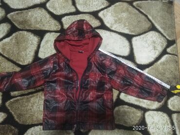 красная футболка: Куртка Деми подклад хб. Фирма Gap " на мальчика 4-5л -6л . Состояние