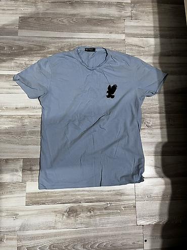 Kişi geyimləri: T-shirt – açıq boz rəng, qısaqol, dairəvi yaxa. Sol sinə hissəsində — 1